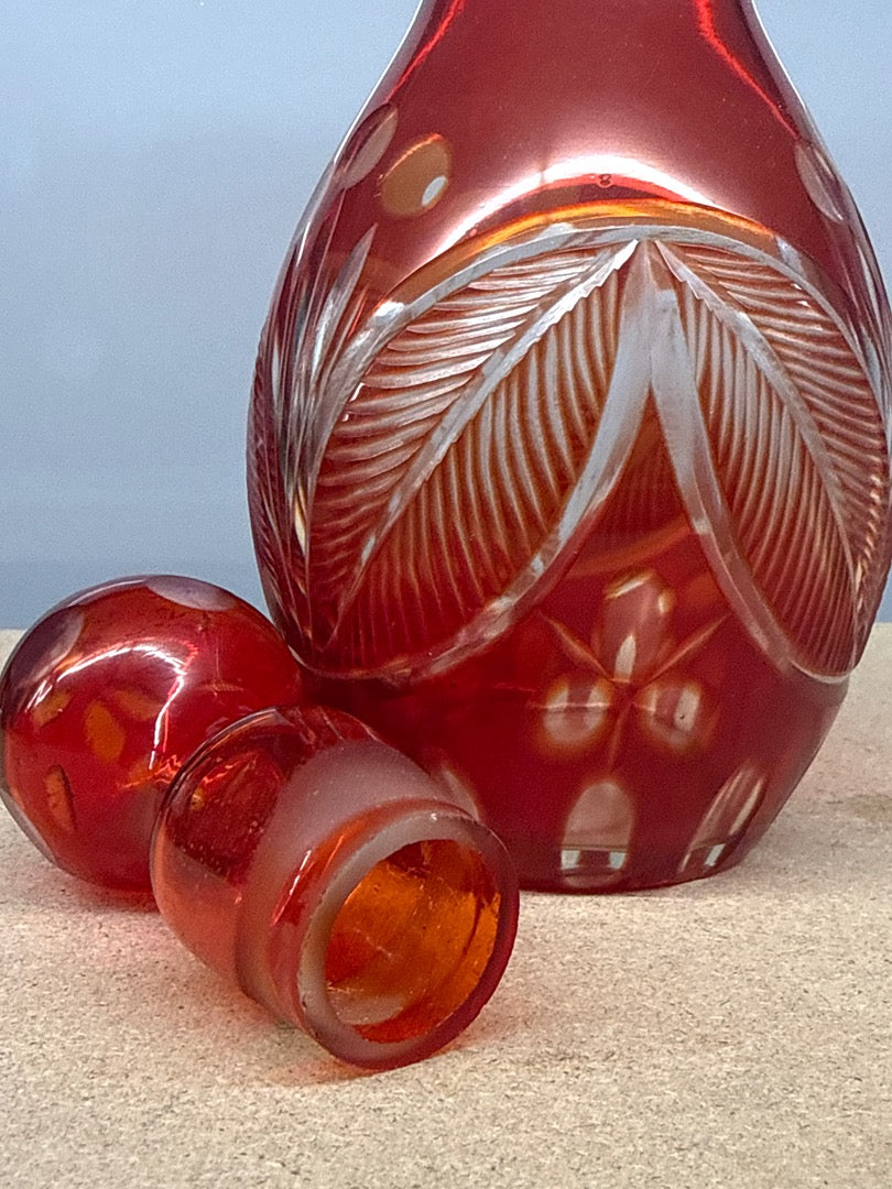 Carafe – Ornements – Verre rouge taillé avec bouchon
