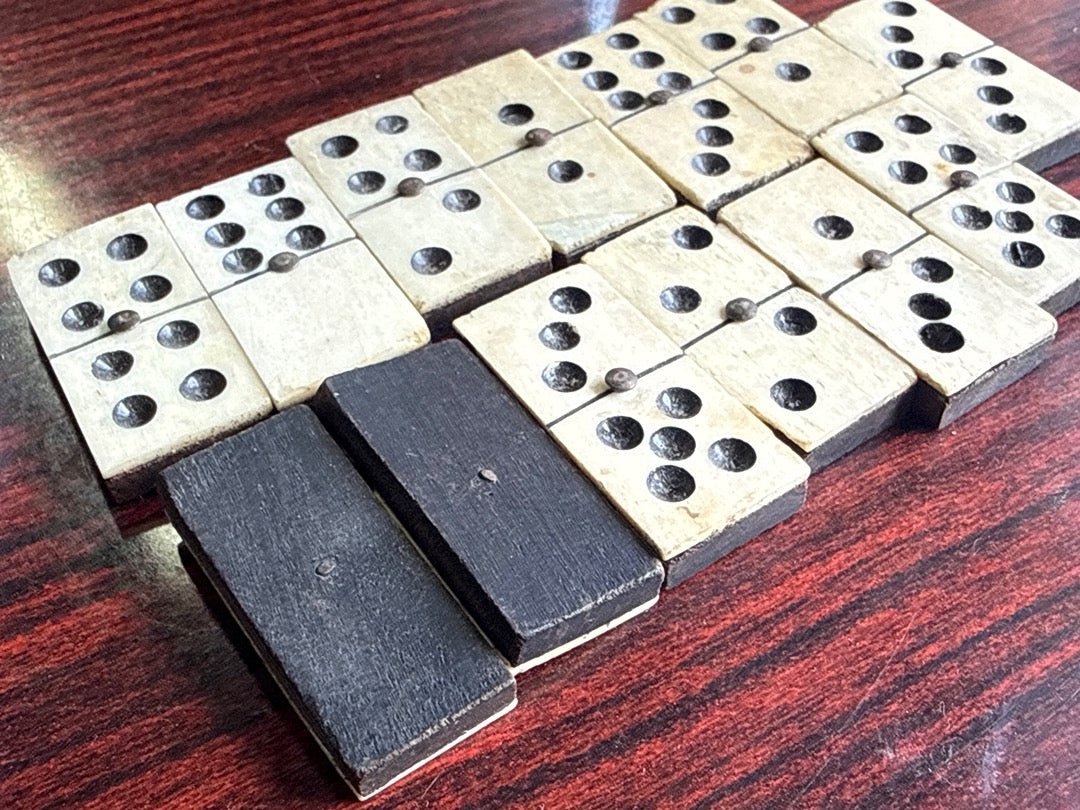 Dominos anciens en os et bois – Jeu de société