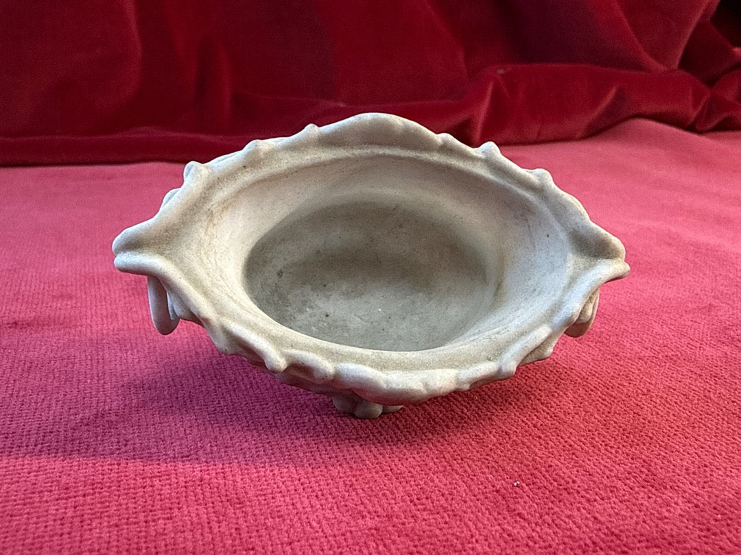 Cache-pot ovale en céramique blanche patinée, anneaux et décor en relief