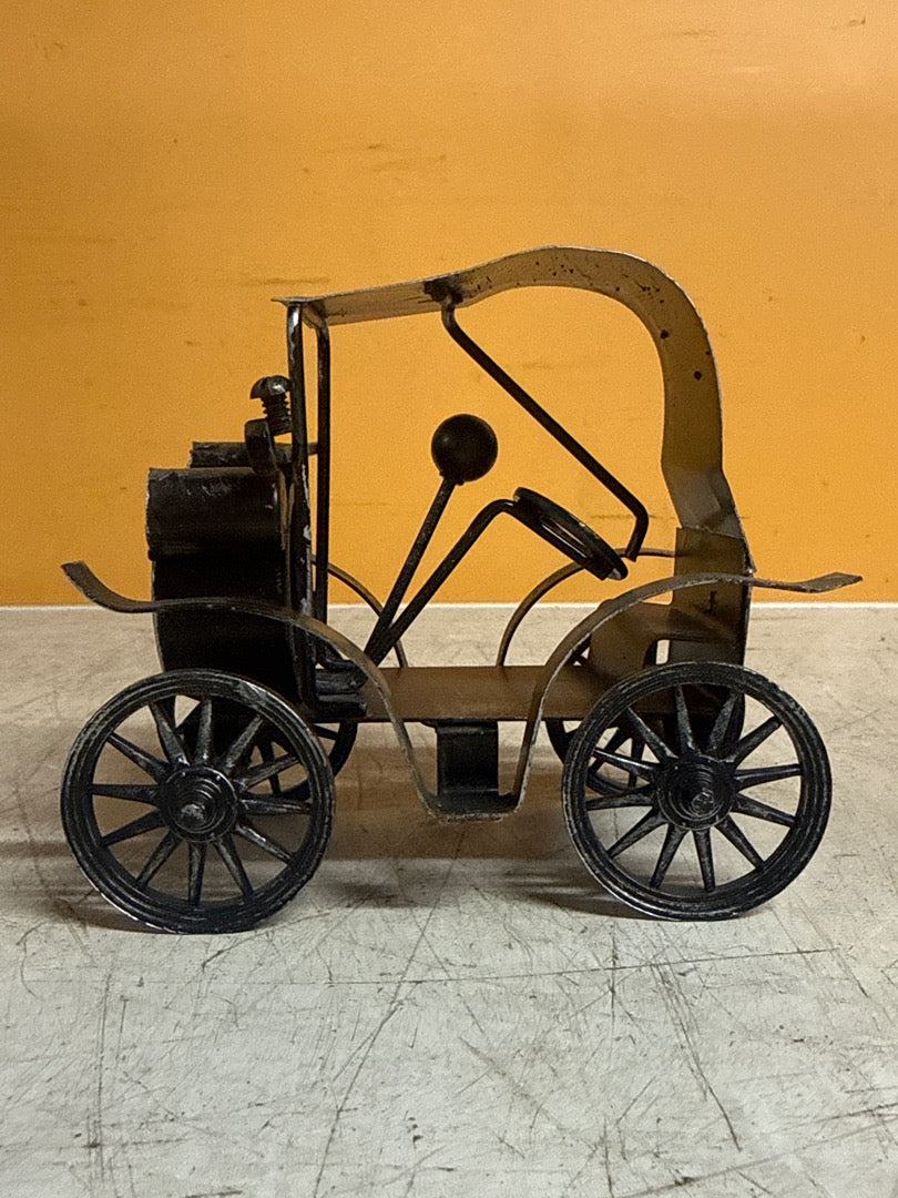 Sculpture décorative – Voiture ancienne en métal