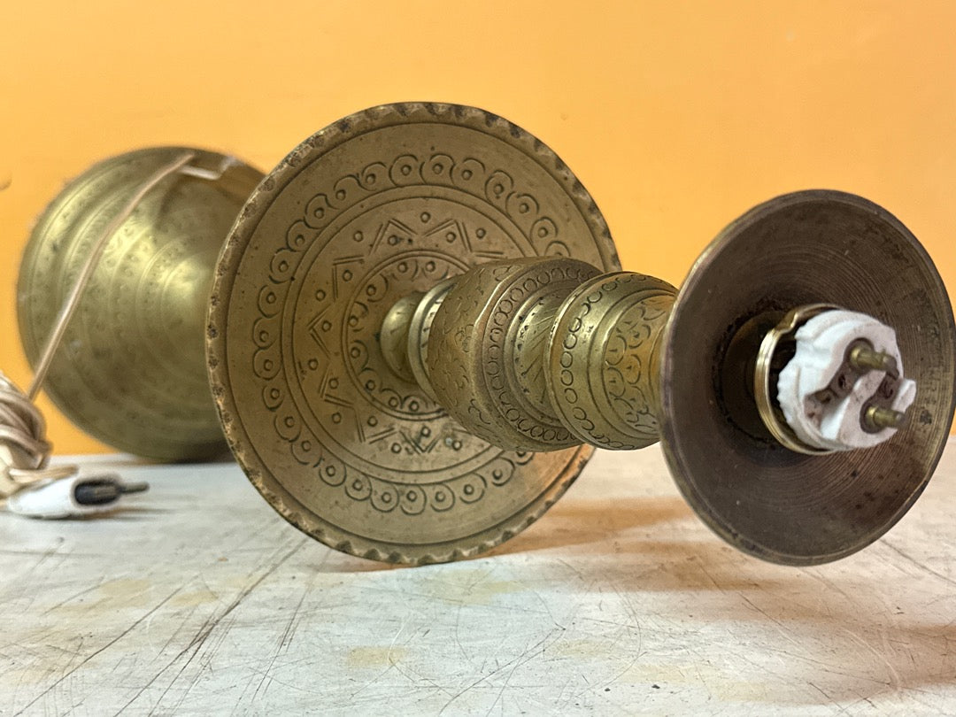 Lampe ancienne – En laiton ciselé