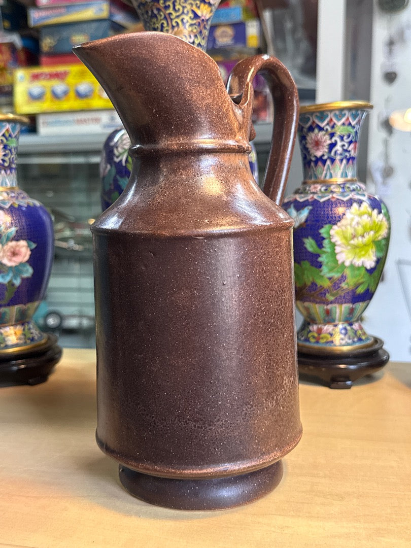 Pichet ancien en céramique – Brun