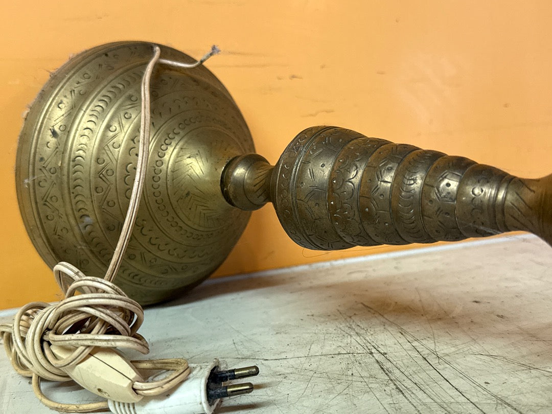 Lampe ancienne – En laiton ciselé