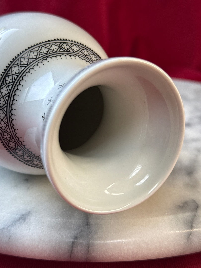 Paire de vases en porcelaine, oiseaux et fleurs polychromes