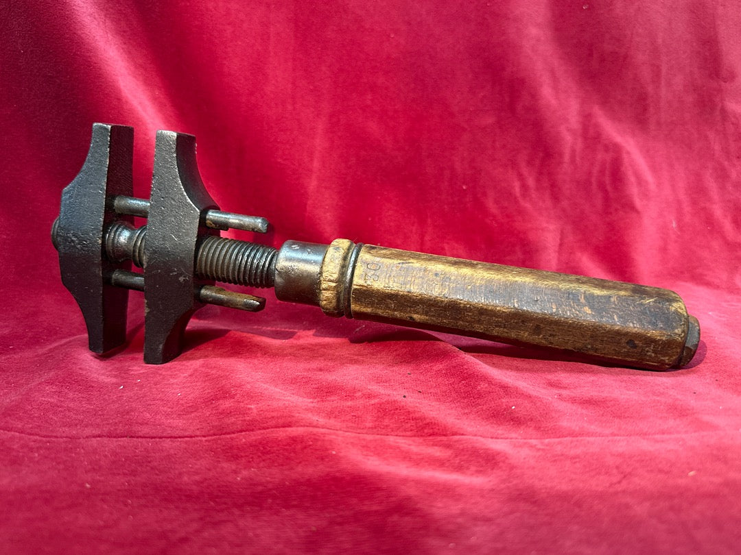 Clé anglaise Etau a main ancien bois et acier