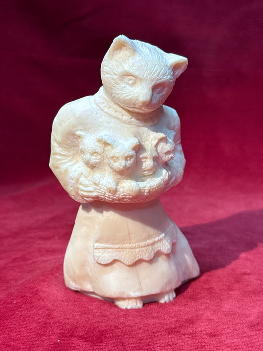 Figurine chat mere et chatons en os sculpté