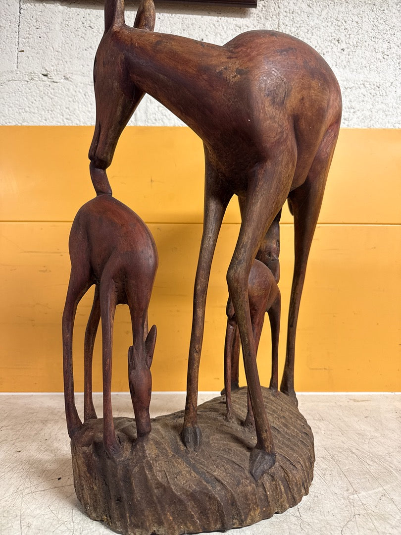 Sculpture – Biche et ses faons en bois sculpté