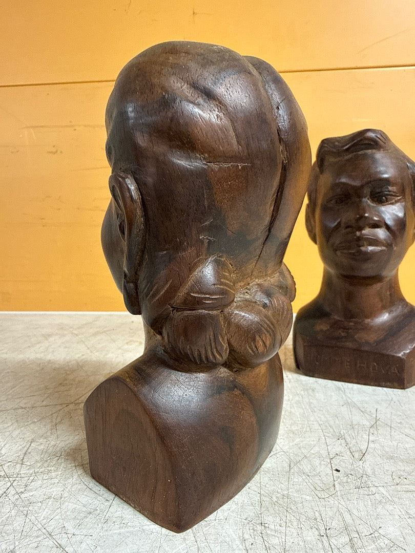 Sculpture Razaka Mahasoabe – Paire de bustes en bois 1949