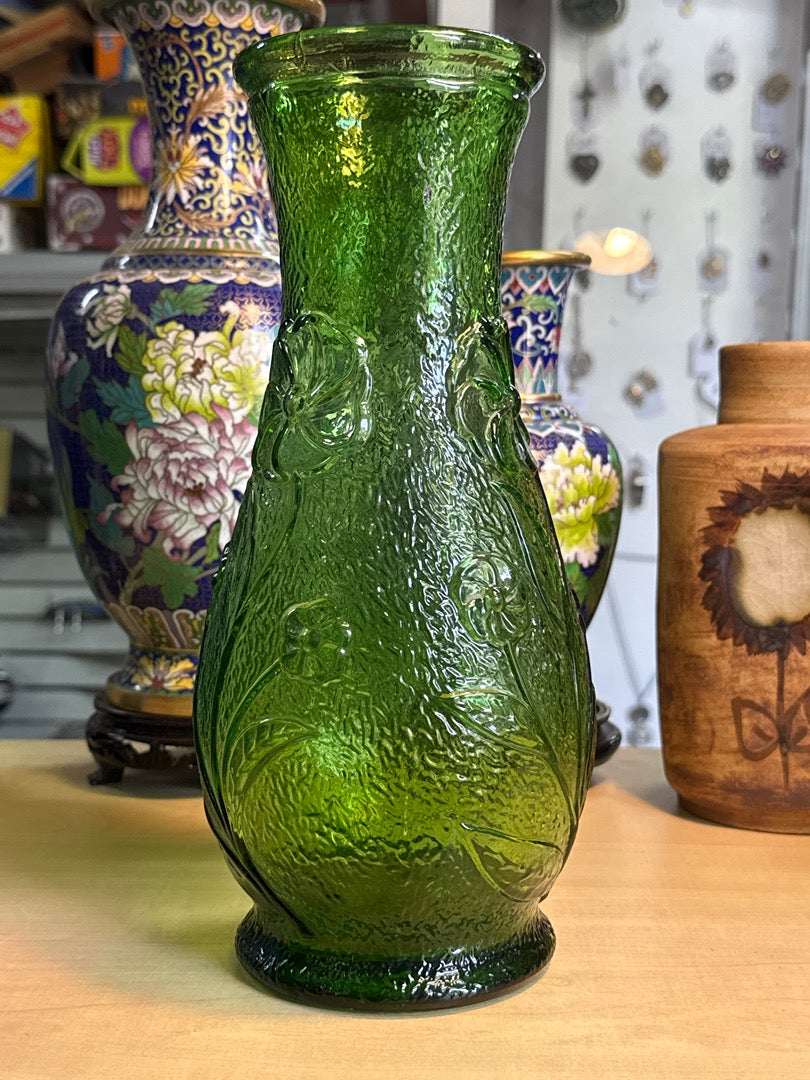 Vase en verre vert – Motif floral