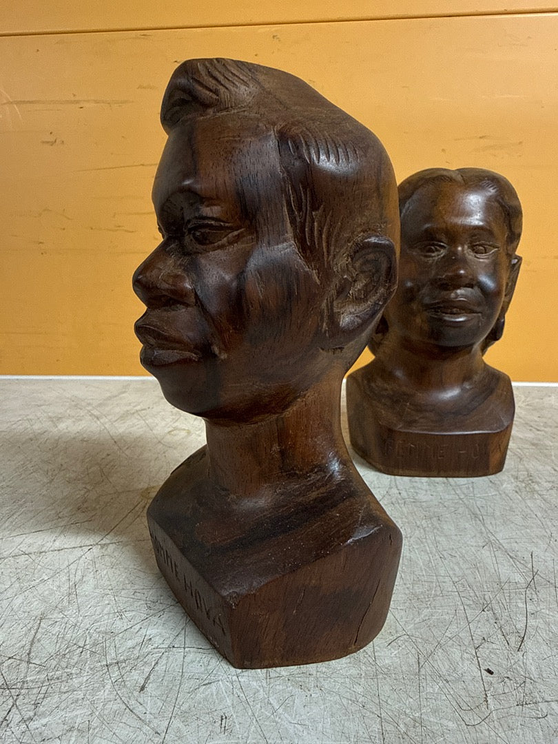 Sculpture Razaka Mahasoabe – Paire de bustes en bois 1949