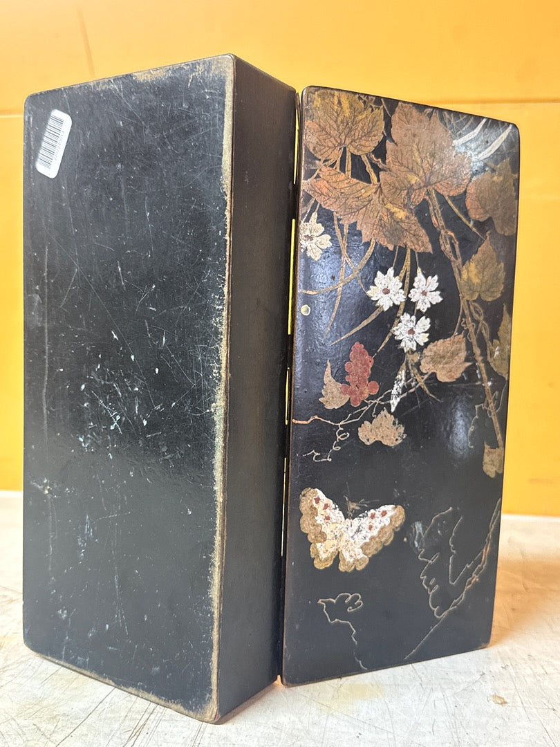 Boîte décorative ancienne – Papillon et fleurs