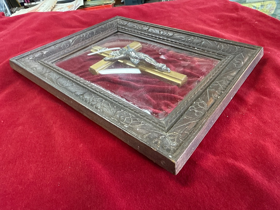 Cadre crucifix – Décoration – Velours rouge verre bombé