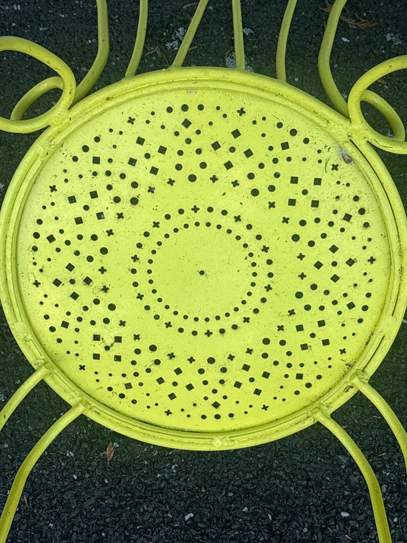 Paire de chaises de jardin en métal jaune perforé