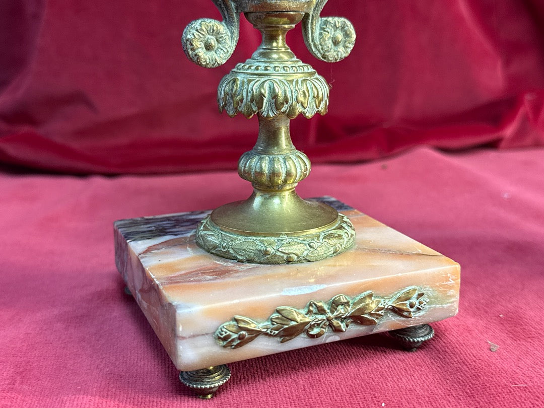 Paire de cassolettes décoratives en marbre veiné et métal doré