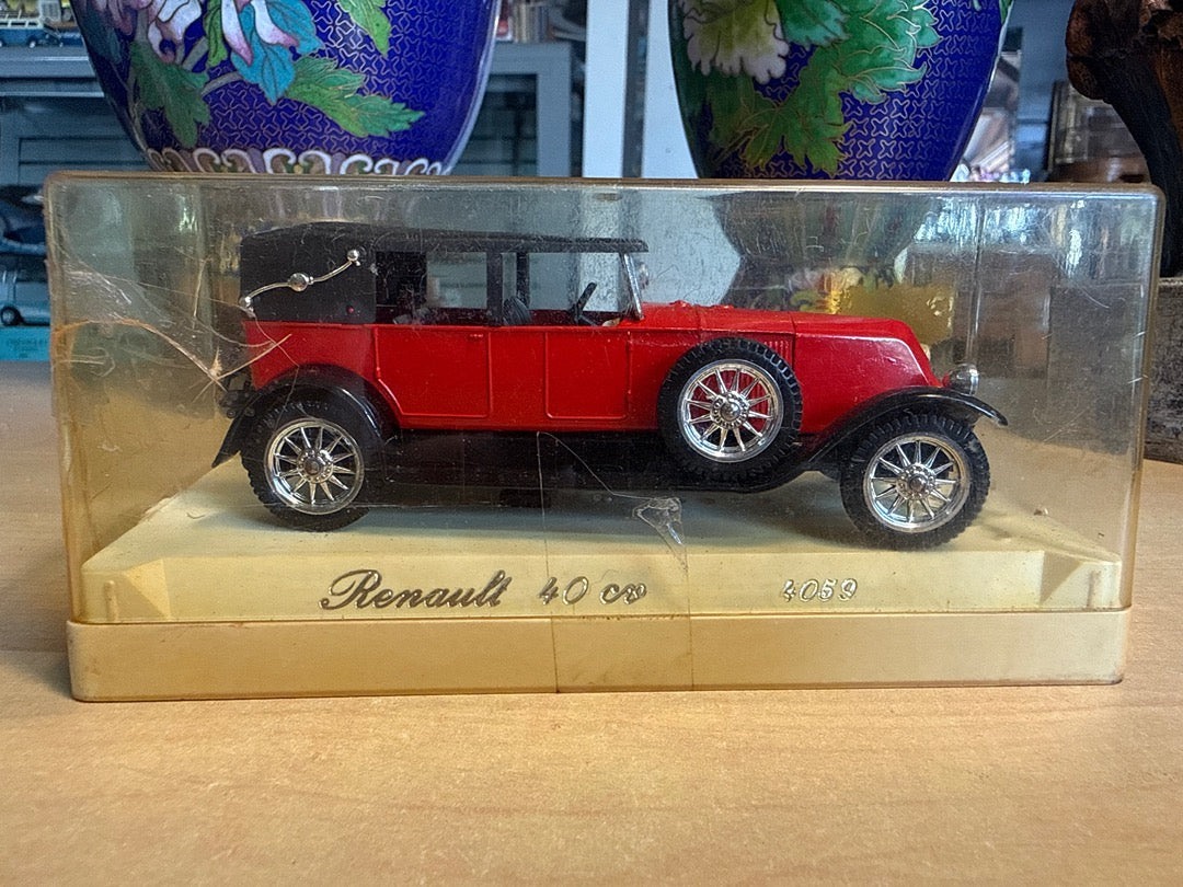 Voiture miniature – Solido Renault 40 Cv – Toy Cars – Rouge et noir vintage