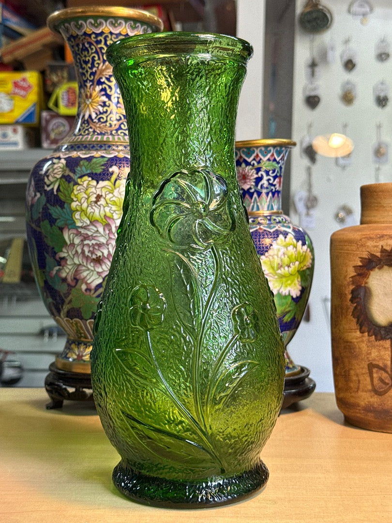 Vase en verre vert – Motif floral