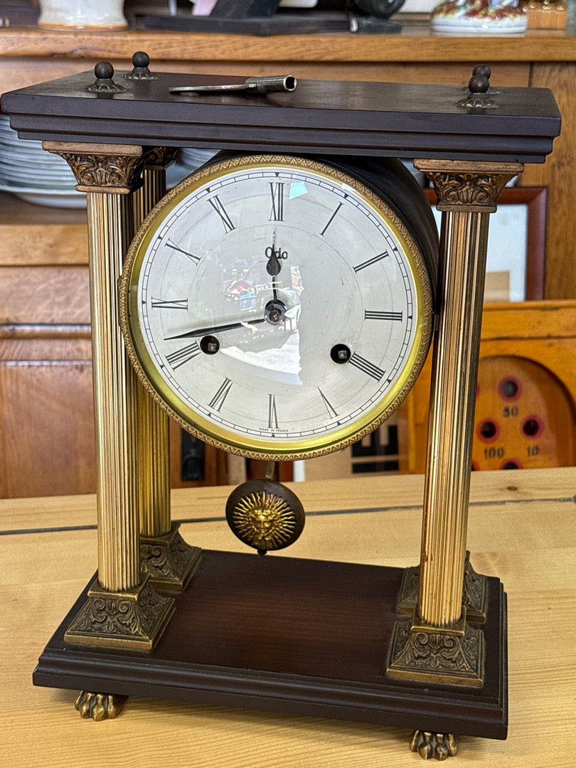 Pendule portique – Odo – Horloge – Colonnes laiton