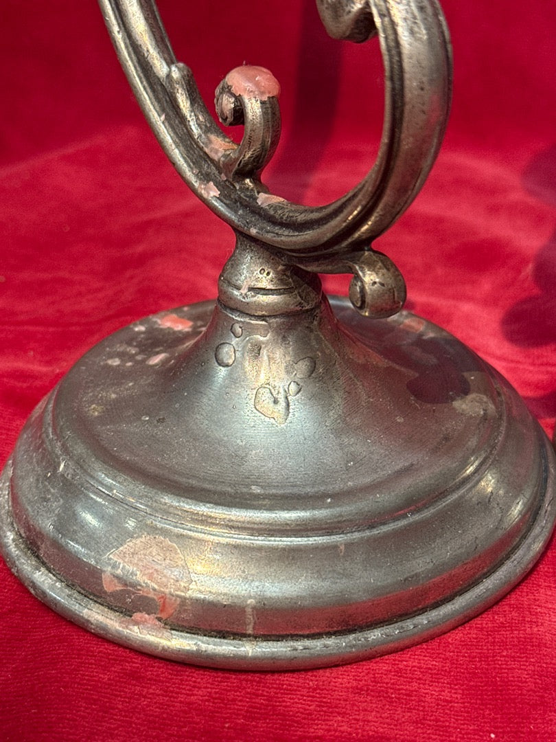 Paire de bougeoirs anciens en étain