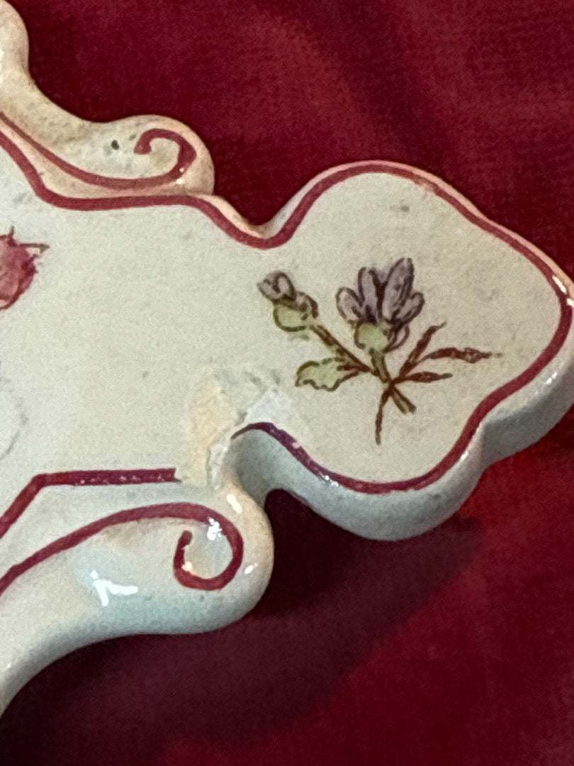 Bénitier d’applique – Céramique – Décor fleuri