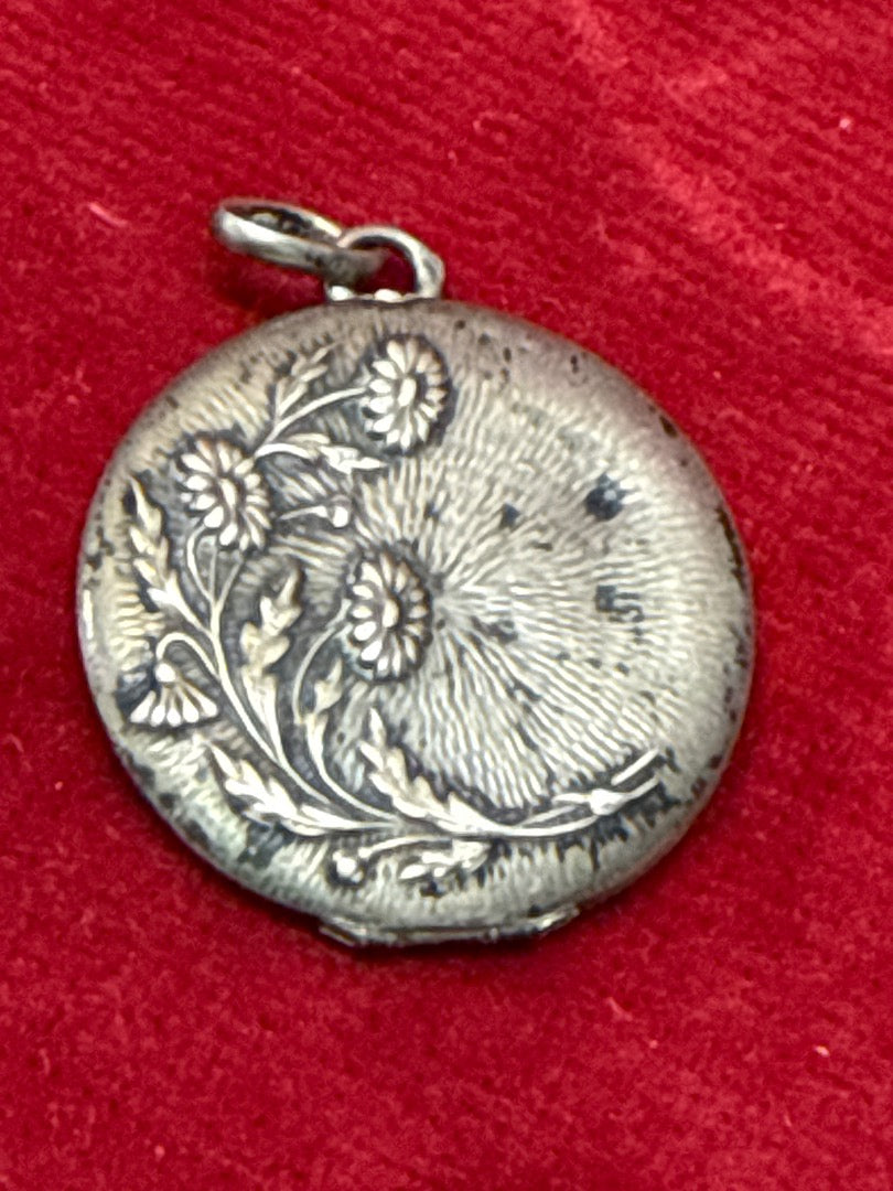 Pendentif porte-photo ancien en argent motifs floraux