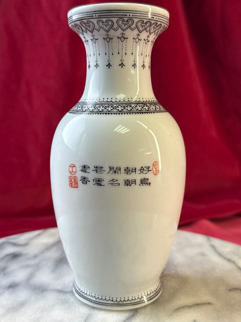 Paire de vases en porcelaine, oiseaux et fleurs polychromes