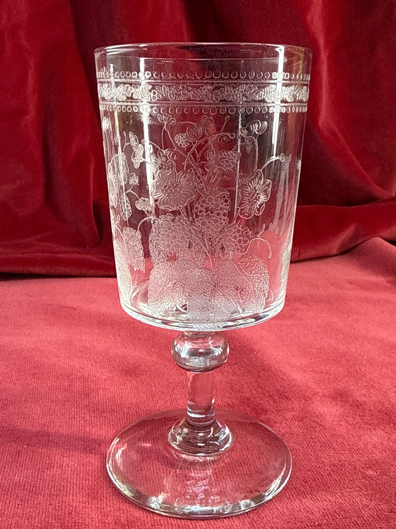 Verre à pied gravé, monogramme M et décor de baies et fleurs