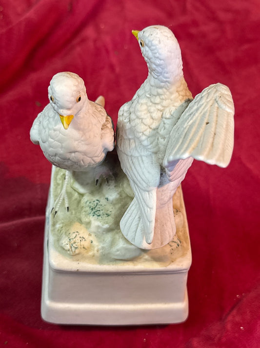 Boîte à musique – Vintage – Bibelot – Colombes en porcelaine