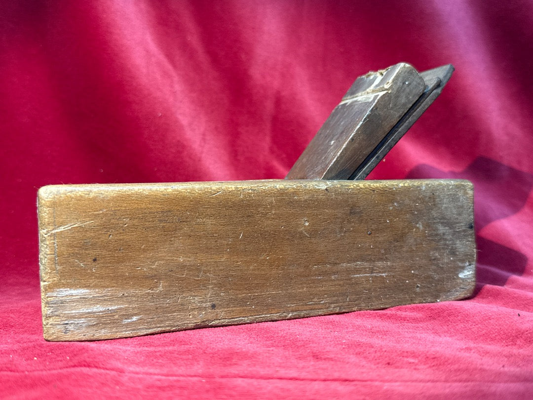 Ancien rabot en bois de menuisier