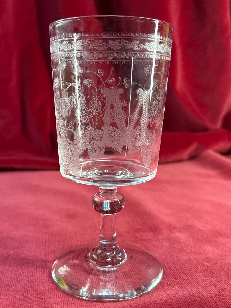 Verre à pied gravé, monogramme M et décor de baies et fleurs