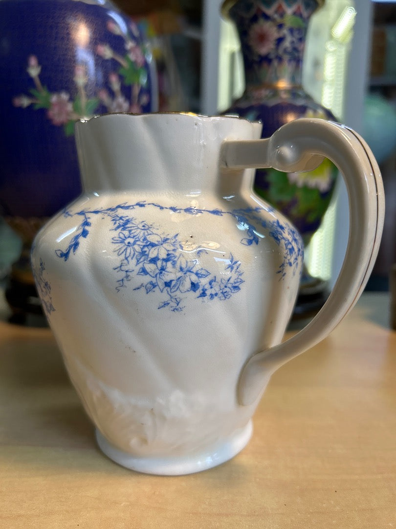 Pichet Staffordshire blanc à fleurs bleues