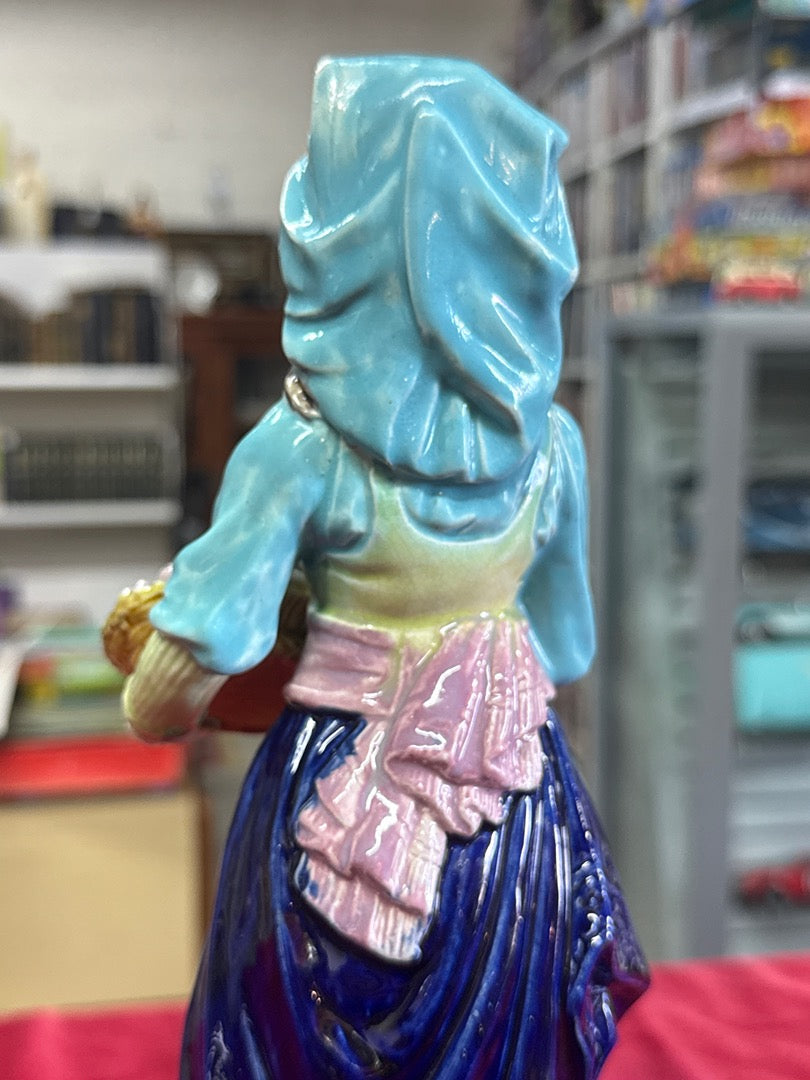 Statue en barbotine – Vintage – Ornement – Femme aux raisins bleue