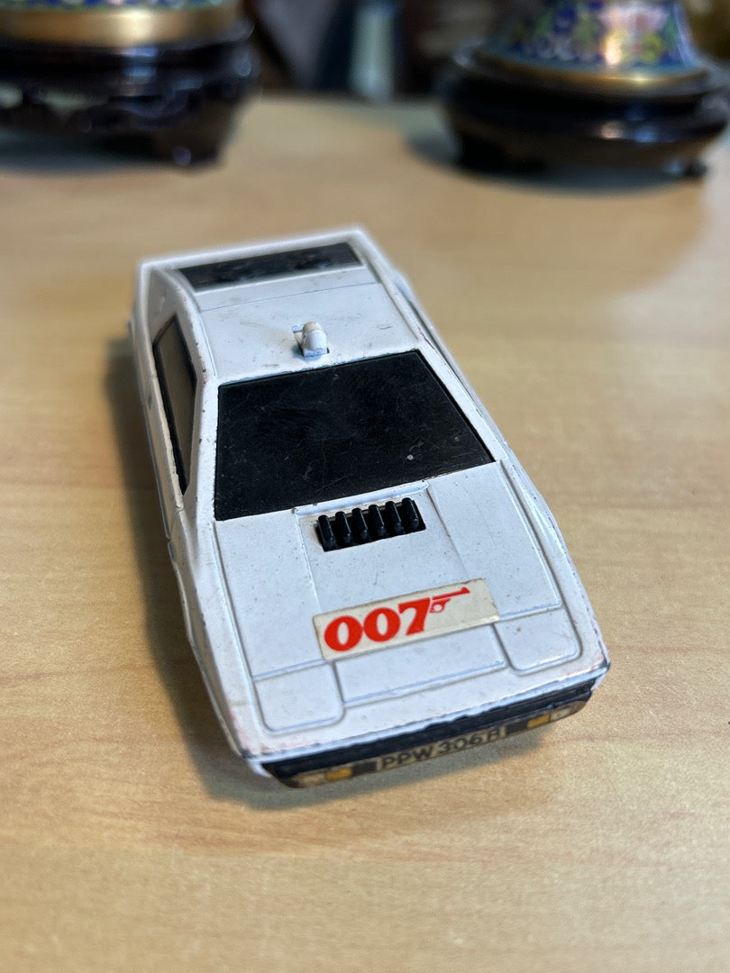 Voiture miniature Lotus Esprit 007 Corgi