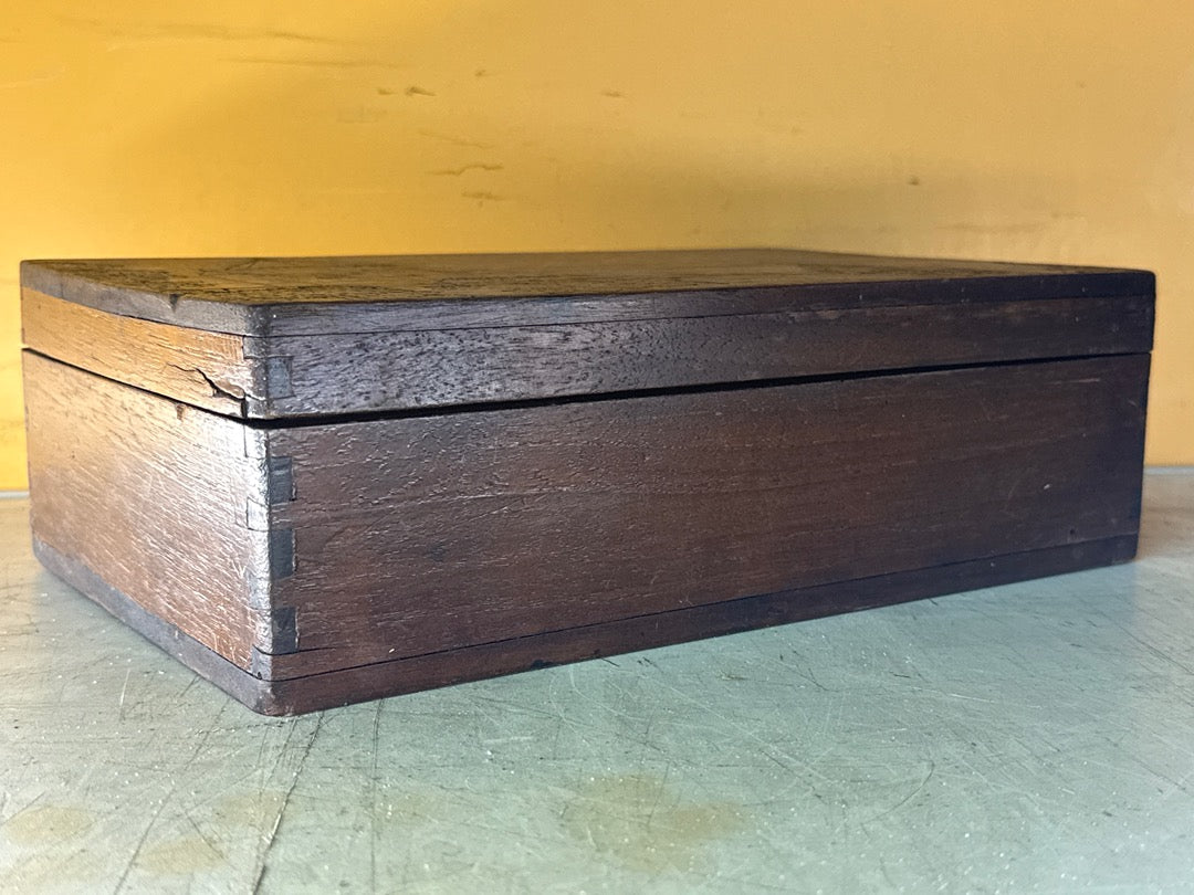 Boîte – Coffret en bois gravé