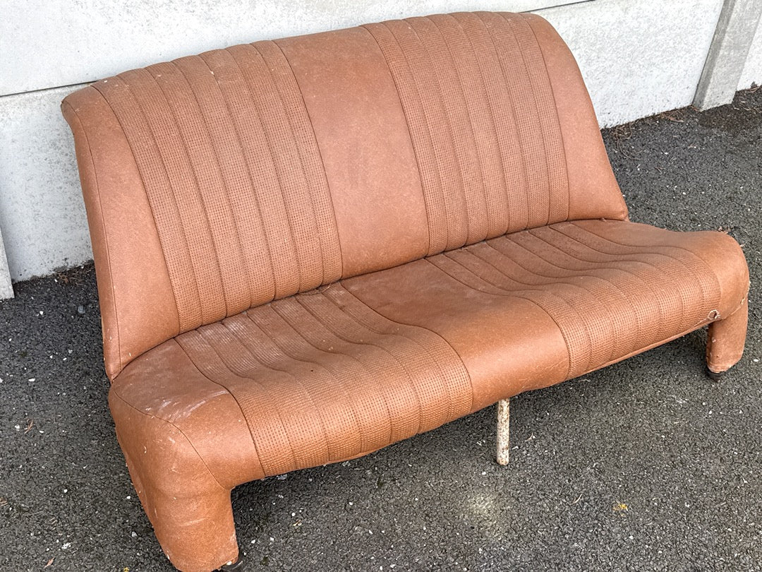 Banquette arrière de voiture ancienne – Peugeot – Décoration – Skaï marron