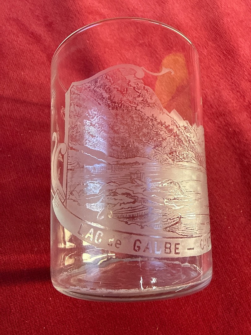 Verre de cure gradué Cauterets, décor gravé du lac de Gaube
