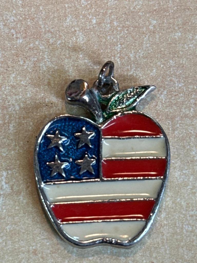 Pomme Apple avec drapeau Américain porte clé médaille médaillon breloque