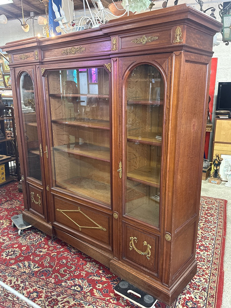 Bibliothèque ancienne en bois avec ornements en bronze