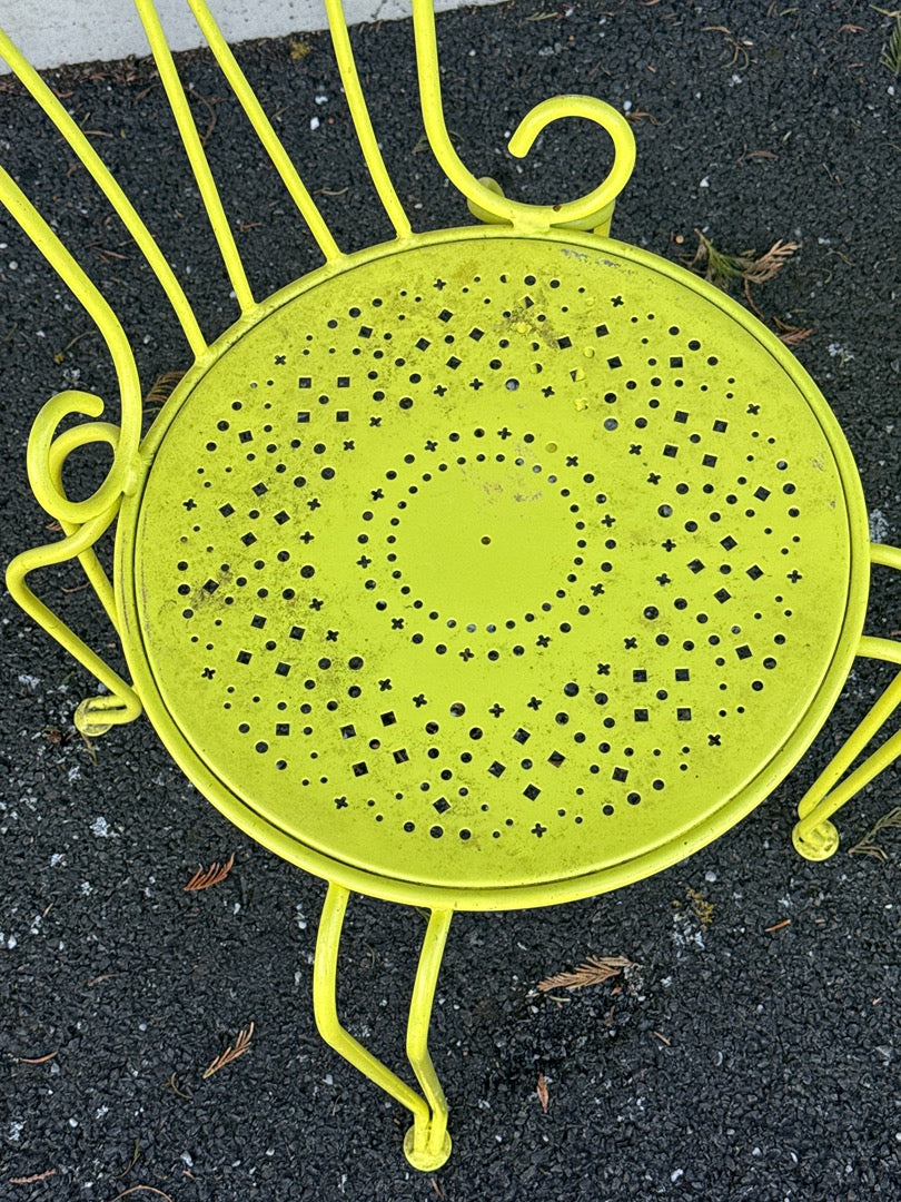 Paire de chaises de jardin en métal jaune perforé