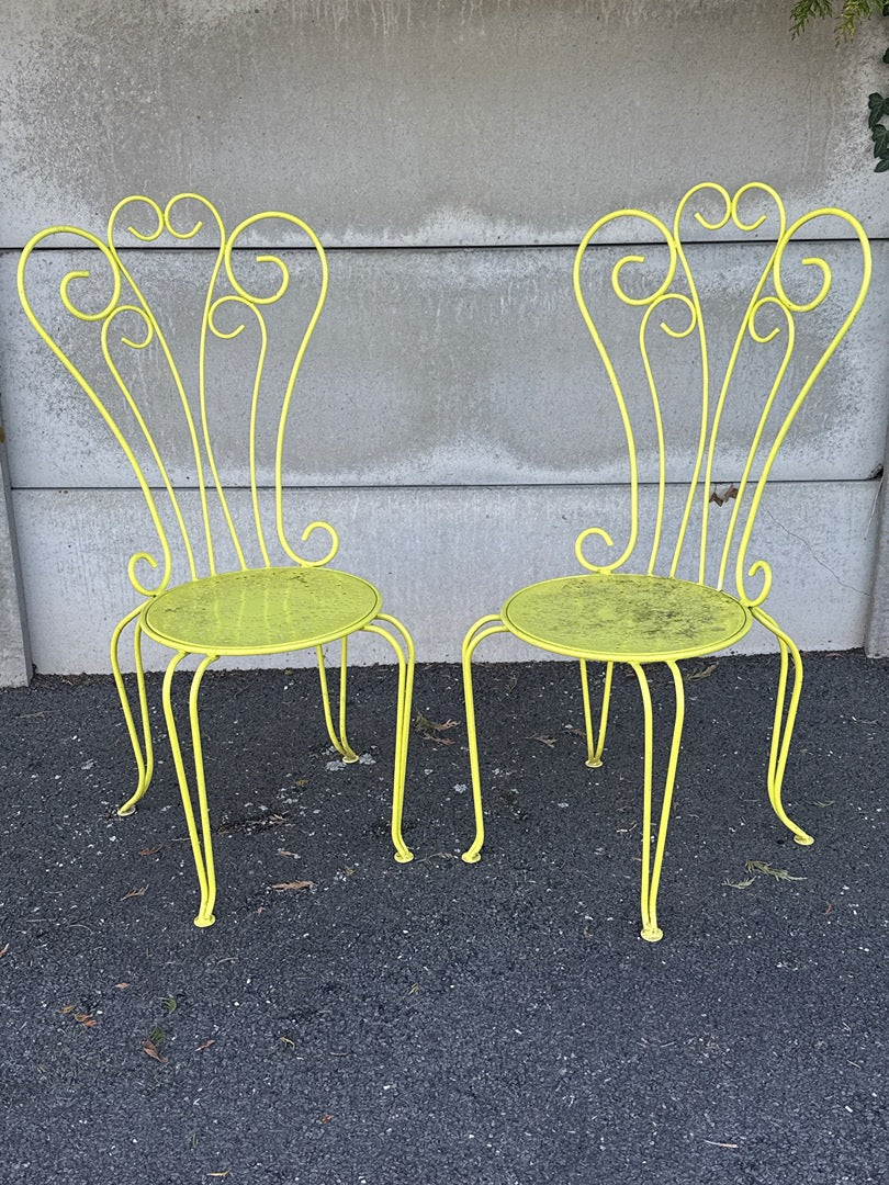 Paire de chaises de jardin en métal jaune perforé