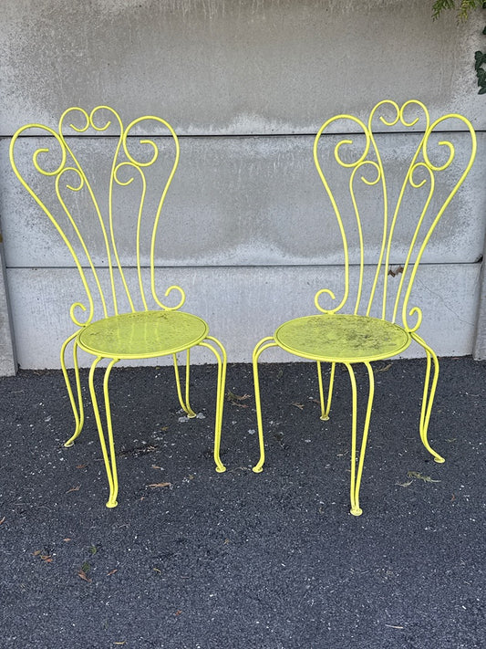 Paire de chaises de jardin en métal jaune perforé