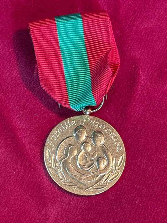 Médaille – Famille Française – Collection – Métal doré et ruban