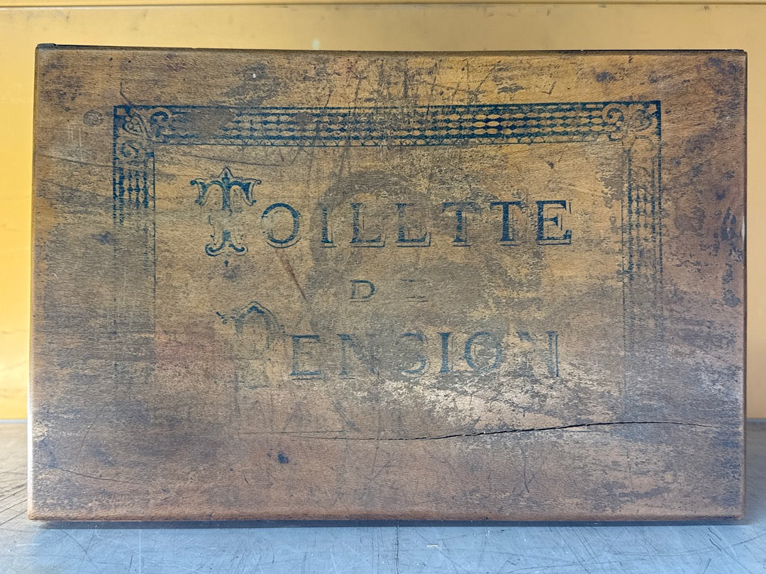 Boîte ancienne en bois – Toilette de pension