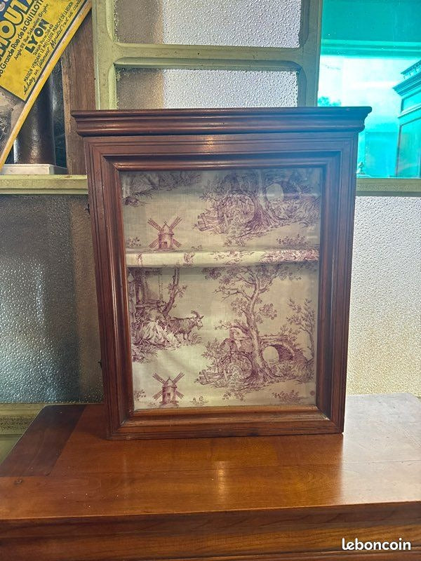 Vitrine murale – Bois – Décoration – Intérieur Toile de Jouy