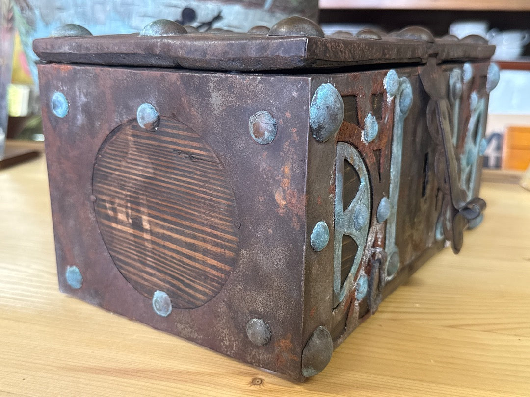 Coffre Fort Touareg Boîte en bois – Vintage – Boîte – Métal clouté rustique