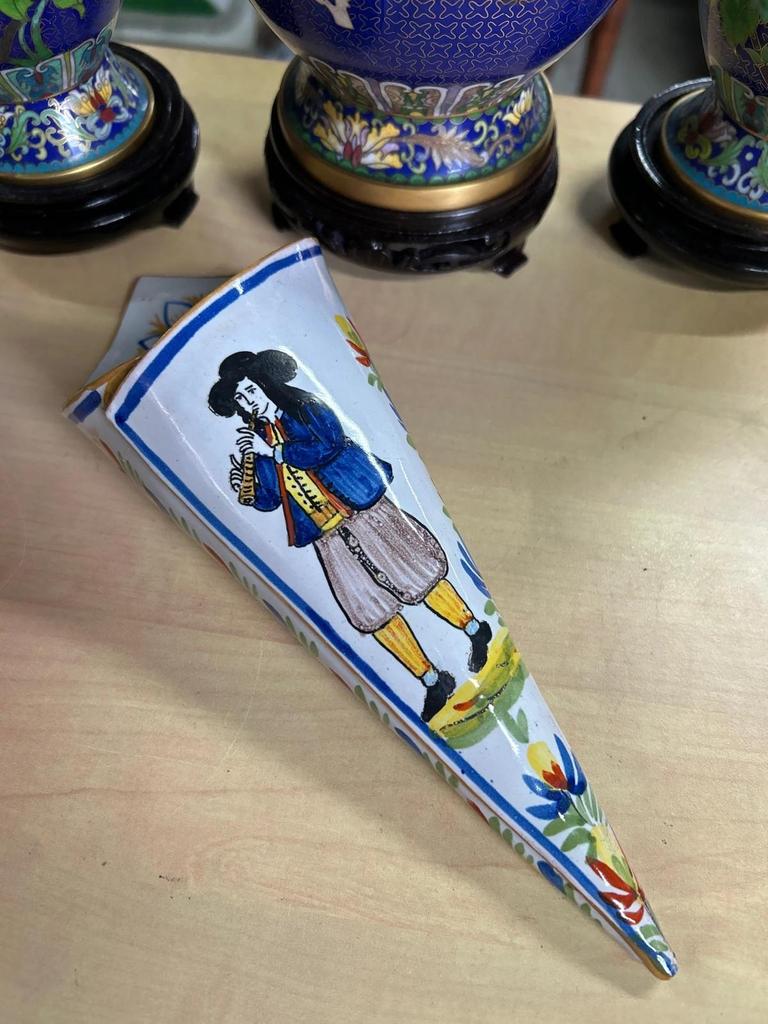 Bouquetière vase cornet en faïence joueur de biniou