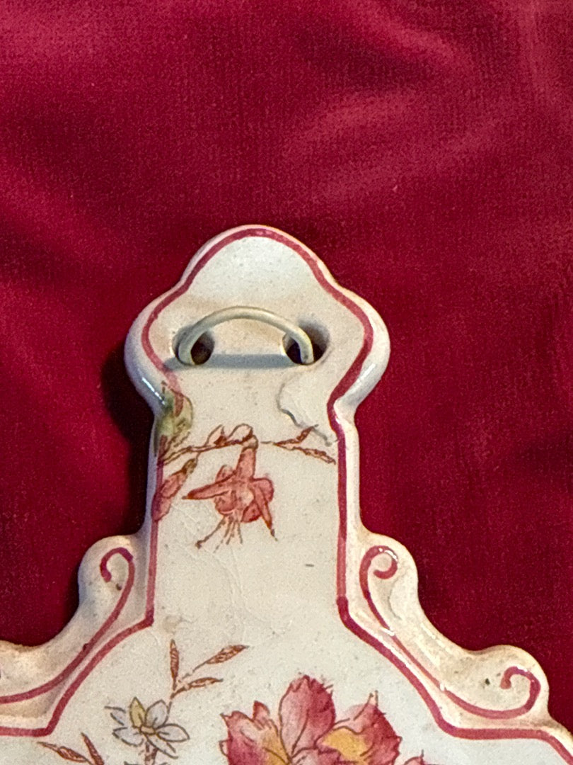 Bénitier d’applique – Céramique – Décor fleuri
