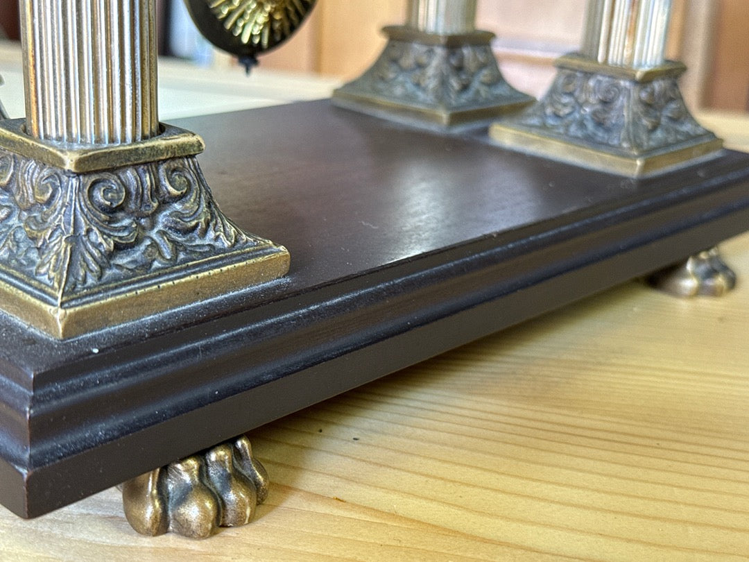 Pendule portique – Odo – Horloge – Colonnes laiton