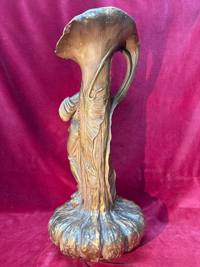 Vase art nouveau femme dorée en plâtre d'après Gustave Van Vaerenbergh