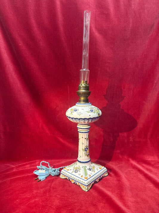 Lampe électrifiée en céramique à décor floral, cheminée en verre, environ 61 cm