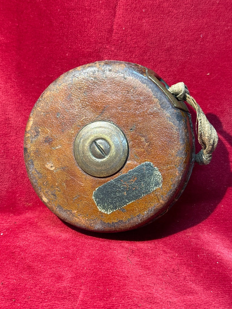 Ancien mètre ruban de mesure en cuir et laiton England Rabone